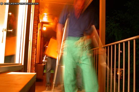 lee_on_crutches